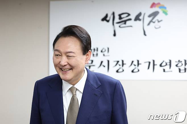 윤석열 대통령이 26일 오후 대구 중구 서문시장 상가연합회를 찾아 상인들과 간담회를 하고 있다. (대통령실 제공) 2022.8.26/뉴스1 ⓒ News1 안은나 기자