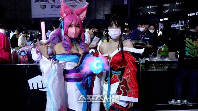 리그 오브 레전드 챔피언 ‘아리’ 코스프레 퍼포먼스를 선보이고 있다. 박경호기자 park5544@sportsseoul.com