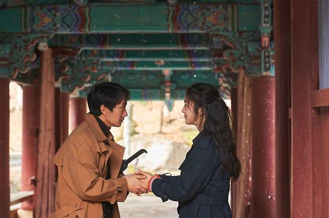 영화 '헤어질 결심'의 한장면. ''해준'과 '서래'가 서 있는 곳은 전남 순천 송광사 '우화각'이다. / CJ ENM