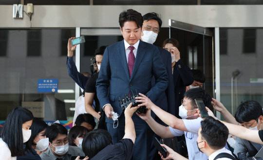 이준석(가운데) 국민의힘 전 당대표가 지난 8월17일 오후 서울남부지법에서 당 비상대책위원회 효력을 정지해달라며 낸 가처분 신청 사건의 심문을 마친 뒤 취재진의 질문을 받고 있다.<연합뉴스>