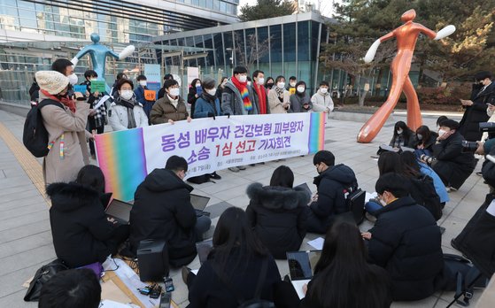 소성욱씨와 김용민씨가 지난 1월 서울 서초구 행정법원에서 열린 동성 배우자 건강보험 피부양자 소송 1심에서 패소한 뒤 기자회견을 열고 있다. 뉴스1