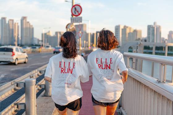 패션잡지 엘르가 9월 한 달 간 대면과 비대면, 두 가지 형태로 진행 예정인 ‘엘르런’ 기념 굿즈(티셔츠). [사진 엘르]