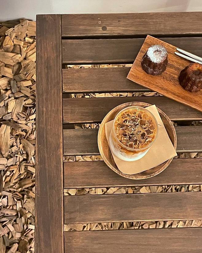 A cup of latte and canele (Rendeja-vous)