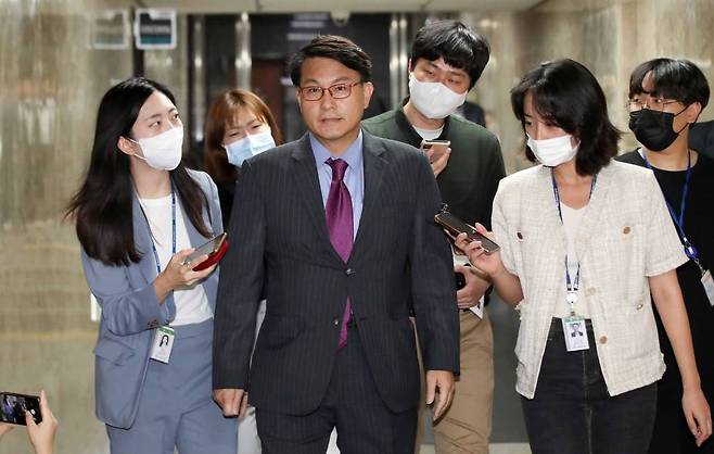 윤상현 국민의힘 의원이 27일 오후 서울 여의도 국회에서 열린 국민의힘 비공개 의원총회에 참석하고 있다. /사진=뉴시스