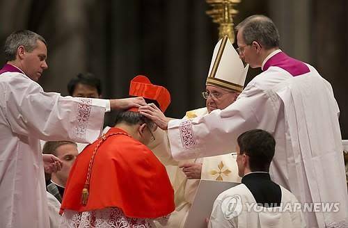 2014년 프란치스코 교황에게 비레타 수여받는 염수정 추기경 [AP=연합뉴스 자료사진. 재판매 및 DB 금지]
