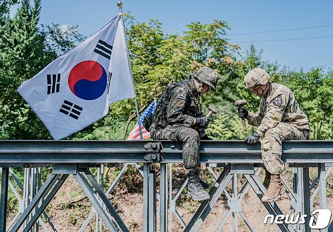 한미 양국 군 장병들이 지난 26일 '을지 자유의 방패'(UFS·을지프리덤실드) 연습의 일환으로 경북 경산 일대에서 '한미 연합 공병 상용교량 구축훈련'을 하고 있다. (육군 제공) 2022.8.26/뉴스1