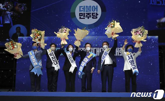 이재명 더불어민주당 신임 당대표가 28일 서울 송파구 올림픽공원 체조경기장에서 열린 민주당 제5차 정기전국대의원대회에서 당대표로 선출된 뒤 최고위원 당선자들과 기념촬영을 하고 있다. (공동취재) 2022.8.28/뉴스1 ⓒ News1 허경 기자