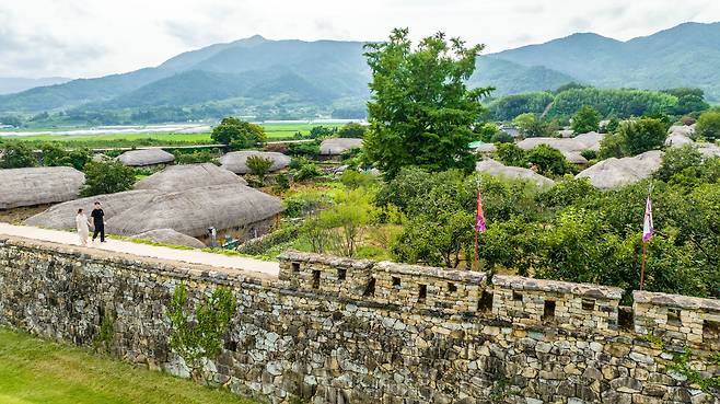 순천만 습지와 거리는 있지만 순천 세계 유산 투어 코스로 '낙안읍성'도 빼놓을 수 없다. 동내, 서내, 남내 등 3개의 마을을 둘러싼 성 안엔 100여 세대가 실제로 거주하고 있어 남부지방 특유의 주거 양식을 엿볼 수 있다. / 이신영 영상미디어 기자