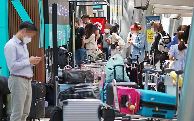 정부가 해외 입국자들을 대상으로 한 입국 전 코로나19 검사를 폐지하는 쪽으로 방향을 잡았다. 현재 모든 입국자는 입국 전 48시간 이내 유전자증폭(PCR) 검사 또는 24시간 이내 전문가용 신속항원검사(RAT) 음성 확인서를 제출해야 하며 입국 후 1일 이내에 PCR 검사 결과를 추가로 받아야 한다. 사진은 28일 인천국제공항 제1 여객터미널 코로나 검사센터 모습./연합뉴스