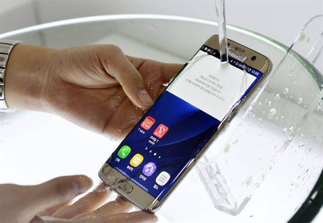 2016년 3월 10일 오전 서울 중구 신라호텔에서 열린 '삼성전자 갤럭시 S7 미디어데이' 행사장. 한 모델이 갤럭시 S7의 방수.방진 기능을 소개하고 있다. 당시 삼성전자는 카메라, 방수.방진 기능, 외장 메모리, 대용량 배터리 등 소비자가 요구하는 성능을 크게 개선했다고 밝혔다. /뉴시스