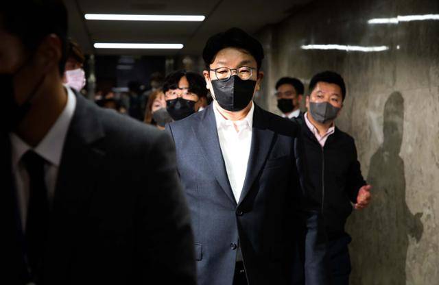 권성동 국민의힘 원내대표가 27일 오후 서울 여의도 국회에서 열린 국민의힘 비공개 의원총회에 참석하고 있다. 뉴시스