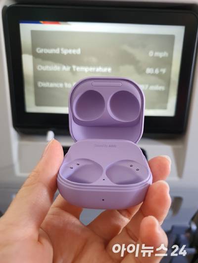 비행기 안에서 착용한 갤럭시버즈2 프로. [사진=장유미 기자]