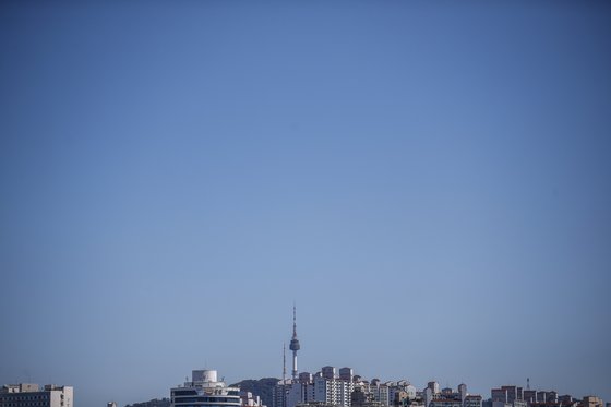 맑은 날씨를 보인 27일 오후 서울 도심 위로 파란하늘이 보이고 있다. 뉴시스