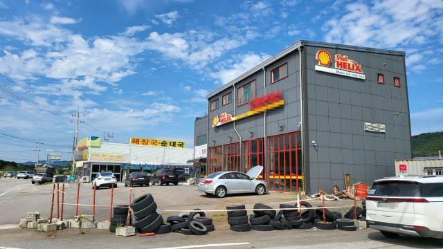 경기도 동두천시 상패동의 한 자동차정비소 인근 도로가  '동두천국가산업단지' 조성 사업 관련 도로 확장으로 인해 2m가량 높아질 예정이다. 인근 주민들은 피해를 호소하며 대책 마련을 요구하고 있지만 수년째 해결되지 않고 있다.  박재구 기자