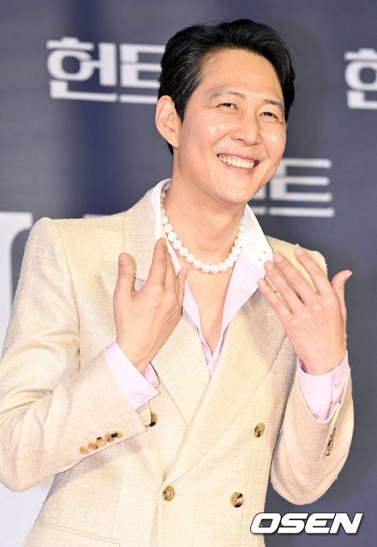 [OSEN=민경훈 기자] 27일 오후 서울시 강남구 메가박스 코엑스에서 영화 '헌트' 흥행 감사 무대 인사 및 앵콜 쇼케이스가 열렸다. 이 자리에는 감독 겸 배우 이정재와 배우&nbsp;정우성, 정만식이 참석했다.이정재가 앵콜 쇼케이스에서 포토타임을 갖고 있다. 2022.08.27 /rumi@osen.co.kr