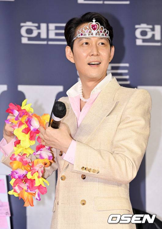 [OSEN=민경훈 기자] 27일 오후 서울시 강남구 메가박스 코엑스에서 영화 '헌트' 흥행 감사 무대 인사 및 앵콜 쇼케이스가 열렸다. 이 자리에는 감독 겸 배우 이정재와 배우&nbsp;정우성, 정만식이 참석했다.이정재가 앵콜 쇼케이스에서 포토타임을 갖고 있다. 2022.08.27 /rumi@osen.co.kr