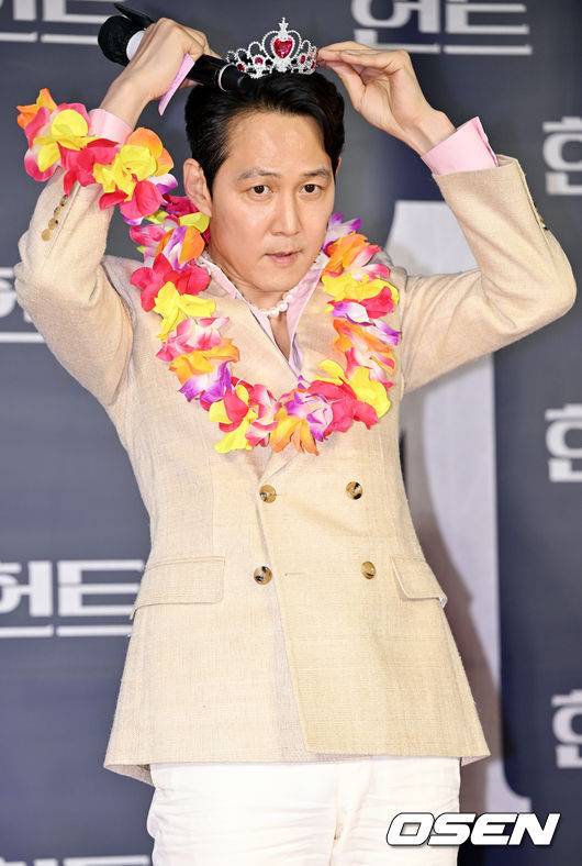 [OSEN=민경훈 기자] 27일 오후 서울시 강남구 메가박스 코엑스에서 영화 '헌트' 흥행 감사 무대 인사 및 앵콜 쇼케이스가 열렸다. 이 자리에는 감독 겸 배우 이정재와 배우&nbsp;정우성, 정만식이 참석했다.이정재가 앵콜 쇼케이스에서 포토타임을 갖고 있다. 2022.08.27 /rumi@osen.co.kr