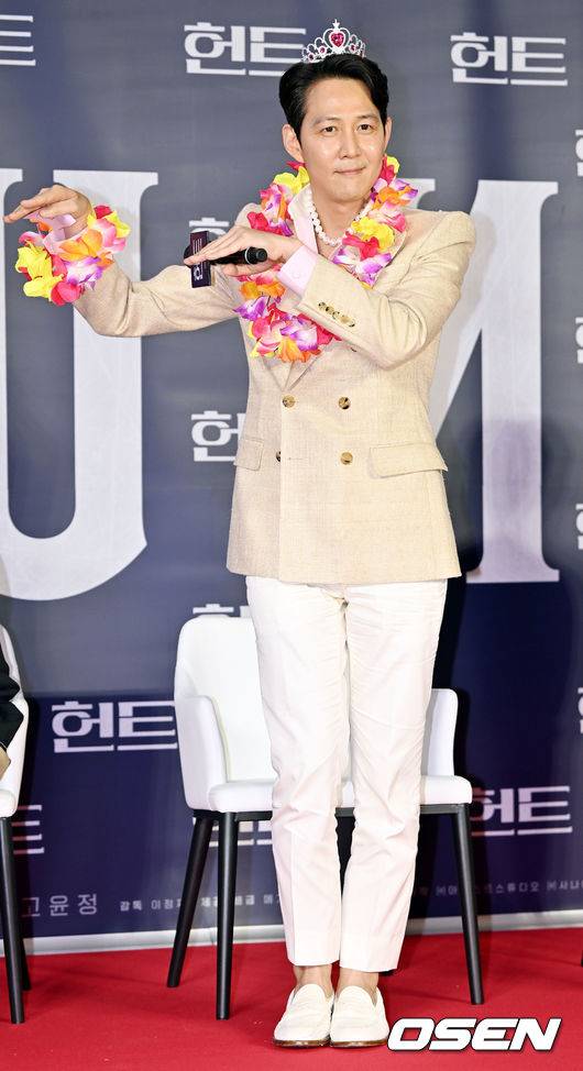 [OSEN=민경훈 기자] 27일 오후 서울시 강남구 메가박스 코엑스에서 영화 '헌트' 흥행 감사 무대 인사 및 앵콜 쇼케이스가 열렸다. 이 자리에는 감독 겸 배우 이정재와 배우&nbsp;정우성, 정만식이 참석했다.이정재가 앵콜 쇼케이스에서 포토타임을 갖고 있다. 2022.08.27 /rumi@osen.co.kr