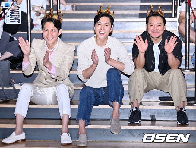 [OSEN=민경훈 기자] 27일 오후 서울시 강남구 메가박스 코엑스에서 영화 '헌트' 흥행 감사 무대 인사 및 앵콜 쇼케이스가 열렸다. 이 자리에는 감독 겸 배우 이정재와 배우&nbsp;정우성, 정만식이 참석했다.이정재, 정우성, 정만식이 앵콜 쇼케이스에서 포토타임을 갖고 있다. 2022.08.27 /rumi@osen.co.kr