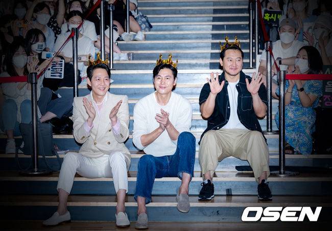 [OSEN=민경훈 기자] 27일 오후 서울시 강남구 메가박스 코엑스에서 영화 '헌트' 흥행 감사 무대 인사 및 앵콜 쇼케이스가 열렸다. 이 자리에는 감독 겸 배우 이정재와 배우 정우성, 정만식이 참석했다.이정재, 정우성, 정만식이 앵콜 쇼케이스에서 포토타임을 갖고 있다. 2022.08.27 /rumi@osen.co.kr