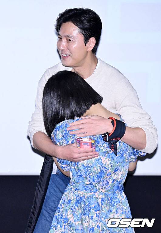 [OSEN=민경훈 기자] 27일 오후 서울시 강남구 메가박스 코엑스에서 영화 '헌트' 흥행 감사 무대 인사 및 앵콜 쇼케이스가 열렸다. 이 자리에는 감독 겸 배우 이정재와 배우 정우성, 정만식이 참석했다.배우 정우성이 무대 인사를 하며 팬과 포옹을 하고 있다. 2022.08.27 /rumi@osen.co.kr