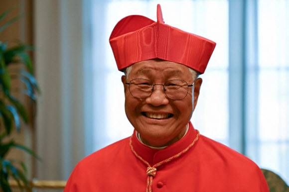 유흥식 라자로 추기경이 27일(현지시간) 바티칸 성베드로 대성당에서 열린 추기경 서임식에서 네 번째 한국인 추기경으로 서임됐다. 2022.8.27 AFP 연합뉴스