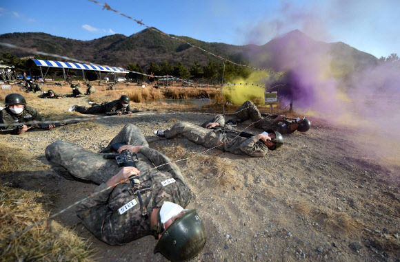 지난 12일 경남 창원시 진해구 해군교육사령부 야전 교육 훈련대대에서 제270기 부사관 후보생이 각개전투를 하고 있다. 2021.1.13. 해군 제공