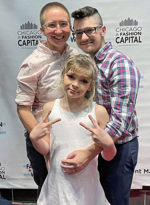 맥마허와 맥마허의 형제는 생물학적 어머니인 디 맥마허(35)와 그의 배우자 레이 맥마허(32)가 양육하고 있다.