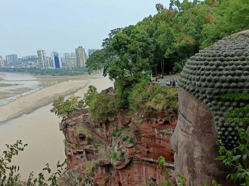바닥 드러낸 '러산 대불'(樂山大佛) 앞 강   (쓰촨성=연합뉴스) 박종국 특파원 = 25일 중국 쓰촨성에 있는 높이 71m의 거대한 좌상 미륵불인 '러산 대불'(樂山大佛) 앞을 흐르는 강이 바닥을 드러낸 모습. 민장(岷江), 칭이장(靑衣江),다두허(大渡河)가 합쳐지는 이 지점은 계속된 폭염과 가뭄으로 강 수위가 낮아지고 있다. 2022.8.25  pjk@yna.co.kr
