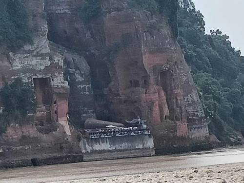 '러산 대불'(樂山大佛)  (쓰촨성=연합뉴스) 박종국 특파원 = 25일 중국 쓰촨성에 있는 높이 71m의 거대한 좌상 미륵불인 '러산 대불'(樂山大佛)의 모습. 계속된 폭염과 가뭄으로 강 수위가 낮아지면서 러산 대불의 받침대가 드러났다. 2022.8.25  pjk@yna.co.kr