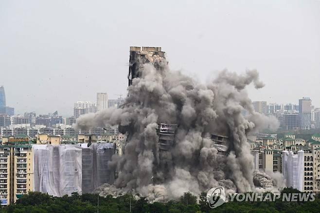 인도 아파트 폭파 방식 철거 (노이다 AFP=연합뉴스) 28일(현지시간) 인도 뉴델리 외곽 노이다에 있는 100m 높이의 아파트 두 동이 폭탄에 의해 철거되고 있다. 2022.8.28 photo@yna.co.kr