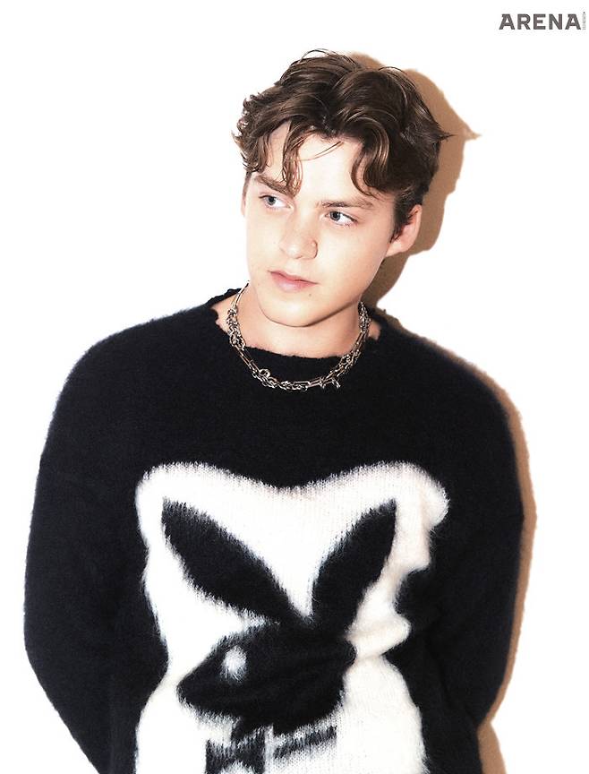 모헤어 니트·네크리스 모두 생 로랑 by 안토니 바카렐로 제품.