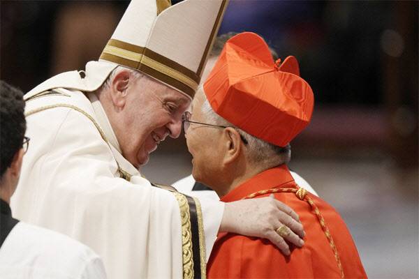 27일(현지시간) 바티칸에서 열린 추기경 서임식에서 프란치스코 교황(왼쪽)이 유흥식 라자로 추기경에게 추기경의 상징인 비레타를 씌워준 뒤 격려하고 있다(사진=AP연합뉴스).