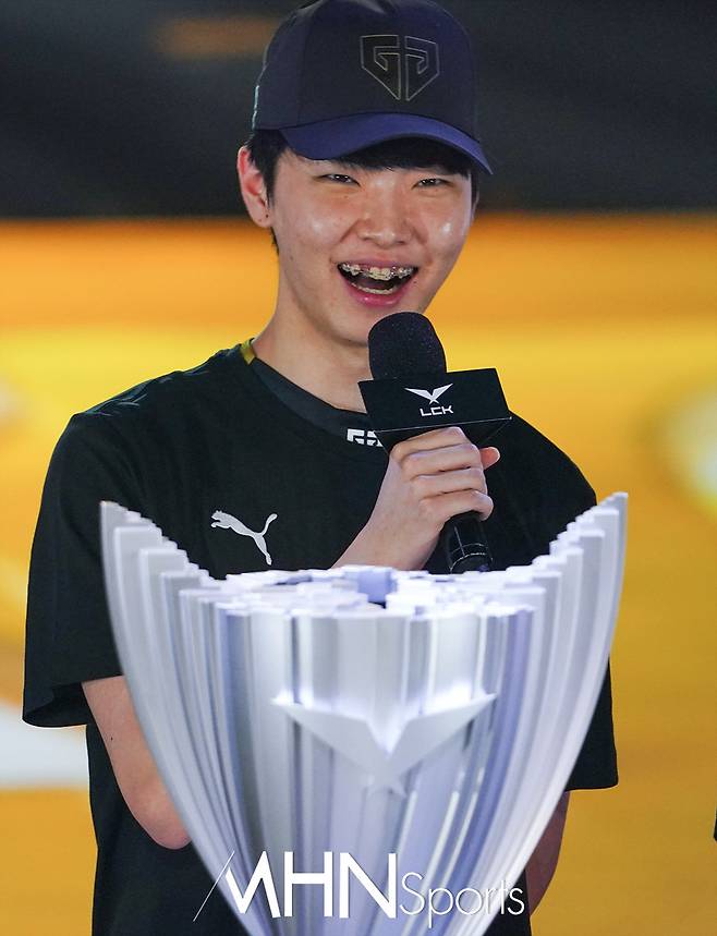 우승을 차지한 젠지 '쵸비' 정지훈은 "그동안 '무관의 제왕'이라 불렸는데, 이제 그 별명과 '무관'해져 좋다"고 우승 소감을 밝히고 있다. (MHN스포츠 강릉, 권혁재 기자)&nbsp;