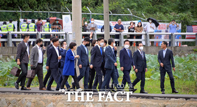 이 대표와 신임 지도부가 평산마을에 들어서고 있다. 정청래, 고민정, 박찬대, 서영교, 장경태 최고위원 등 최고위원들과 박홍근 원내대표, 박성준 대변인, 김두관 의원이 동행했다.