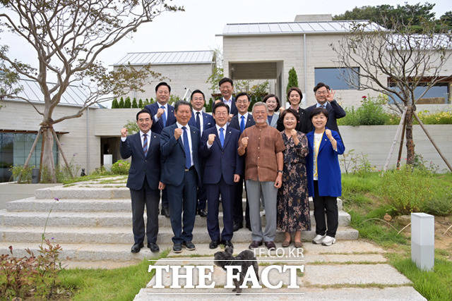 문 전 대통령 부부와 반련견 토리가 이 대표 일행과 기념촬영을 하고 있다.