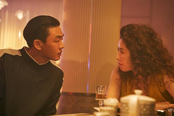 The same 1988 was brought to the background of the times, but it is a very different result: Netflix original film Seoul Vibe and TVN drama Reply 1988.The Toyota Action, which is held by the so-called Sanggye-dong Supreme Team Bangkupam in the background of the shaking Seoul ahead of the Olympic Games, is filled with genre productions close to entertainment rather than reality.The story is the Slush robbery of a prosecutor who lives in the Slush investigation of The Dicktator and the Bakkuppam, including Yoo Ah-in with outstanding driving skills, against Kang (Moon Sori), the VIPs second-in-command.Naturally, it contains the genre color of Keifer The SpongeBob Movie: Sponge on the Run.But it also contains Motive that remind me of historical events in the real day.The bald The Dictator does not refer to the movie directly, but the situation is clear, and the chairman of the Slush is Chang Young-ja and Lee Chul-hees Slush case.However, the history of this tragedy is the background of this Keiper The SpongeBob Movie: Sponge on the Run, and the meaning of the historical context is erased.It is only set up as an enemy that causes vague anger, and the bread is set only as an object to feed them.The way to use this historical context is also revealed through the scene where the bald The Dictator, who had cleared his eyes from a Sansa temple attached like a cookie video at the end of the movie ending, overwhelmed the shit that a group of migratory birds poured out.The historical materials of 1988 captured by  are only recalled as materials for entertainment.The Toyota Action, called Drift, is the main device that gives the visual pleasure of this Keifer The SpongeBob Movie: Sponge on the Run, but the reality is that Action itself does not attract attention to the thrilling.Instead, the film attracts attention by filling in cultural codes that stimulate memories of the time rather than action.Music such as Nike Air Jordan, McDonalds, Coca-Cola, TV series Operation Z, as well as the music of Lee Sang-euns Damdadi by DJ Usam (Ko Kyung-pyo), the main character of Superme Team, The Story of the Last Night, The Story of the Fire truck, Its are fashion styles that remind us of the time.Old cars in the Toyota Action are also indispensable.Pony, as well as Toyota such as Brisa, each Grandeur, Pride and Concord, race to the middle of the Seoul city center ahead of 88Olympic Games.Drift car racing, which brings up works such as The Rage of Fury and Baby Driver, but the focus on retro rather than action and the scene that seems to have been seen somewhere in Hollywood movie as a thorough entertainment give a sense of seeing Hong Kong movie imitating Hollywood in the 1980s.Although it is a work with a completely different genre and personality, the newtro that  tries to recall does not show the emotion and emotion of the retro that  contains.There is a past that is consumed as entertainment from the present perspective rather than It, that is, it is the fantasy about retro sensibility or fashion in the 1980s that is vaguely felt in the present.So  brought a clear time and space called 1988 Seoul and brought various retro materials contained there, but it does not feel the air of the time.It is like a virtual world of imitation. Netflix is a global platform, so it seems to be the same time and space that gives this sense of anarchy, but the reality can be the opposite.The more global platforms, the more differentiated local colors with their periodicity can be, the more likely that  seems to overlook.Just as Answer 1988 was famous overseas for its clear local color.