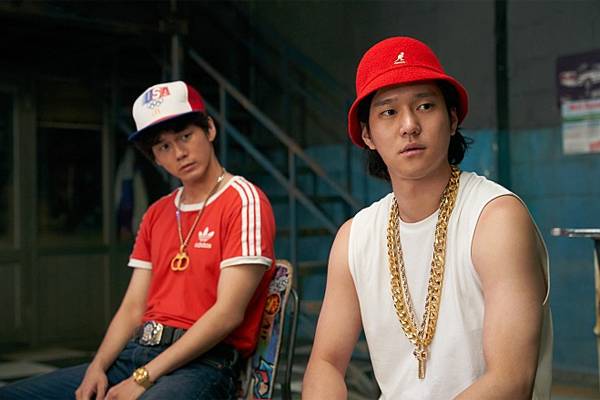 The same 1988 was brought to the background of the times, but it is a very different result: Netflix original film Seoul Vibe and TVN drama Reply 1988.The Toyota Action, which is held by the so-called Sanggye-dong Supreme Team Bangkupam in the background of the shaking Seoul ahead of the Olympic Games, is filled with genre productions close to entertainment rather than reality.The story is the Slush robbery of a prosecutor who lives in the Slush investigation of The Dicktator and the Bakkuppam, including Yoo Ah-in with outstanding driving skills, against Kang (Moon Sori), the VIPs second-in-command.Naturally, it contains the genre color of Keifer The SpongeBob Movie: Sponge on the Run.But it also contains Motive that remind me of historical events in the real day.The bald The Dictator does not refer to the movie directly, but the situation is clear, and the chairman of the Slush is Chang Young-ja and Lee Chul-hees Slush case.However, the history of this tragedy is the background of this Keiper The SpongeBob Movie: Sponge on the Run, and the meaning of the historical context is erased.It is only set up as an enemy that causes vague anger, and the bread is set only as an object to feed them.The way to use this historical context is also revealed through the scene where the bald The Dictator, who had cleared his eyes from a Sansa temple attached like a cookie video at the end of the movie ending, overwhelmed the shit that a group of migratory birds poured out.The historical materials of 1988 captured by  are only recalled as materials for entertainment.The Toyota Action, called Drift, is the main device that gives the visual pleasure of this Keifer The SpongeBob Movie: Sponge on the Run, but the reality is that Action itself does not attract attention to the thrilling.Instead, the film attracts attention by filling in cultural codes that stimulate memories of the time rather than action.Music such as Nike Air Jordan, McDonalds, Coca-Cola, TV series Operation Z, as well as the music of Lee Sang-euns Damdadi by DJ Usam (Ko Kyung-pyo), the main character of Superme Team, The Story of the Last Night, The Story of the Fire truck, Its are fashion styles that remind us of the time.Old cars in the Toyota Action are also indispensable.Pony, as well as Toyota such as Brisa, each Grandeur, Pride and Concord, race to the middle of the Seoul city center ahead of 88Olympic Games.Drift car racing, which brings up works such as The Rage of Fury and Baby Driver, but the focus on retro rather than action and the scene that seems to have been seen somewhere in Hollywood movie as a thorough entertainment give a sense of seeing Hong Kong movie imitating Hollywood in the 1980s.Although it is a work with a completely different genre and personality, the newtro that  tries to recall does not show the emotion and emotion of the retro that  contains.There is a past that is consumed as entertainment from the present perspective rather than It, that is, it is the fantasy about retro sensibility or fashion in the 1980s that is vaguely felt in the present.So  brought a clear time and space called 1988 Seoul and brought various retro materials contained there, but it does not feel the air of the time.It is like a virtual world of imitation. Netflix is a global platform, so it seems to be the same time and space that gives this sense of anarchy, but the reality can be the opposite.The more global platforms, the more differentiated local colors with their periodicity can be, the more likely that  seems to overlook.Just as Answer 1988 was famous overseas for its clear local color.