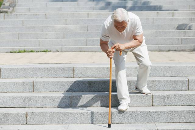 계단을 내려가거나 내리막길을 걷는 등의 활동은 노인의 근육을 약화시킬 수 있다./사진=클립아트코리아