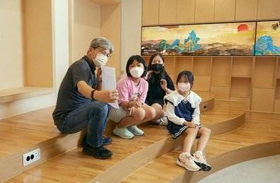 강임산(맨 왼쪽) 국외소재문화재재단 지원활용부장이 소중 학생기자단에게 현재 21만여 점에 달하는 국외 소재 문화재 현황에 대해 설명했다.