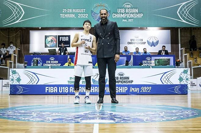 대회 MVP를 수상한 한국 대표팀 가드 이주영(왼쪽) 사진 FIBA