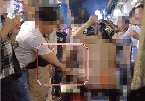 서울 강남 일대에서 비키니 차림으로 오토바이에 탑승해 과다노출 혐의로 입건된 여성이 이태원에 다시 등장한 가운데 한 남성이 이 여성의 엉덩이를 만지고 있다. 온라인커뮤니티