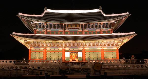 경복궁 근정전(勤政殿. 국보 제223호)에 야간 조명을 밝혀 장관을 이루고 있다. 연합뉴스