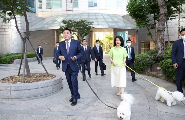 금융당국이 윤석열 대통령의 공약인 팻보험 활성화를 위해 다양한 방안을 고민하고 있다. 사진은 윤석열 대통령이 지난달 11일 서울 용산 대통령실 청사로 출근 하기 위해 서초구 자택을 나서는 모습. 윤 대통령은 반련견 토리, 써니 등을 키우는 반려가족이다. [사진=대통령실]