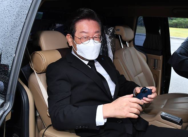 이재명 더불어민주당 신임 당 대표가 29일 오전 서울 동작구 국립서울현충원을 찾아 현충탑 참배를 마친 후 차량에 탑승하고 있다. [연합]