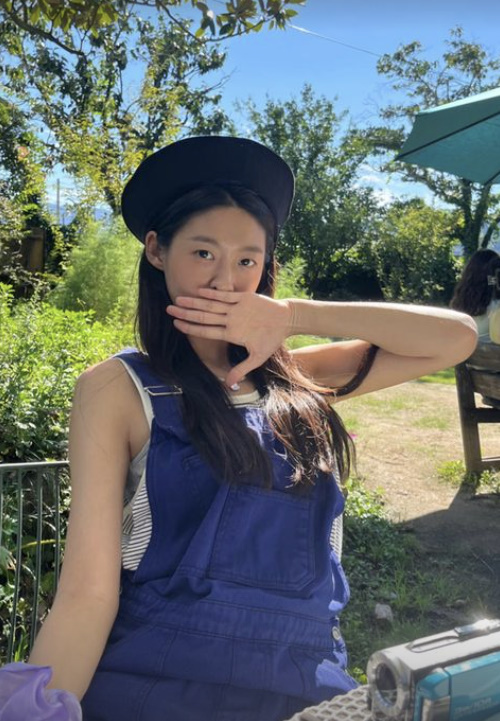 Seolhyun has revealed his playful routine.Seolhyun posted several photos on August 28 with his article It is not a captain hat, it is a bucket hat.In the open photo, Seolhyun poses in various poses against the background of the green forest.Showing off her cute charm with striped sleeveless tees and suspender pants, Seolhyun pranked as she pretended to salute while wearing a bucket hat over her head.In another photo, Seolhyun laughed as he imitated the pose of following Ban Yoon-hee, which Ahn Yoo-jin showed at TVN entertainment program Earth Entertainment Room.The beauty of Seolhyun, which makes everyday life like a picture, is also outstanding.Seolhyun played Doa Hee, a hot-blooded police officer who keeps the neighborhood in the TVN drama The Murderers Shopping List, which ended in June, and a man who loved only 20 years.