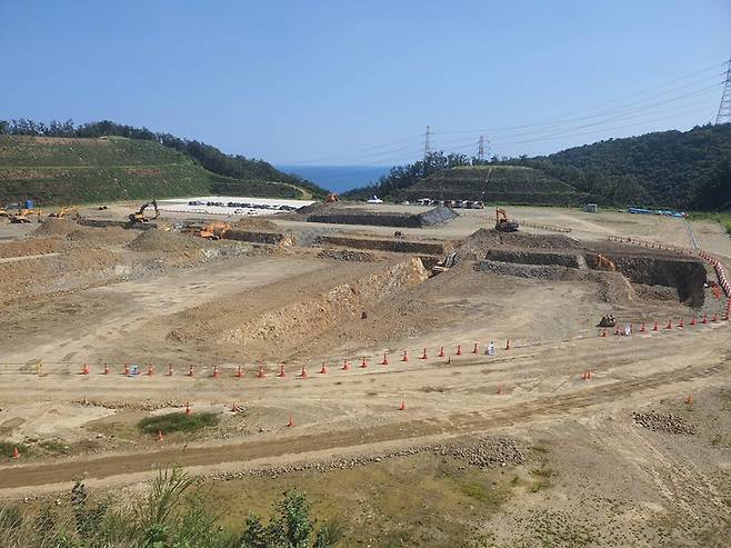 [경주=뉴시스]김성진 기자 = 지난 26일 방문한 경주 중저준위방사성폐기물 2단계 표층처분시서 착공 현장. 2025년 완공되면 원전 작업자의 옷이나 의류 등 저준위 폐기물이 보관된다. 2022.08.26. ksj87@newsis.com *재판매 및 DB 금지