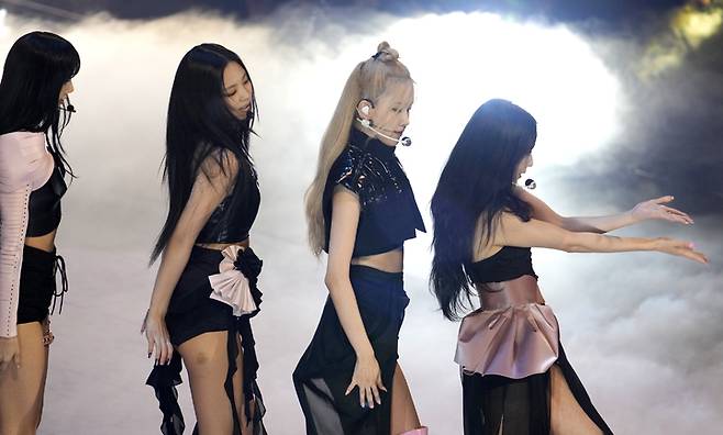 [서울=AP/뉴시스] '2022 MTV 비디오 뮤직 어워즈'에서 '베스트 메타버스 퍼포먼스' 공연하는 블랙핑크.