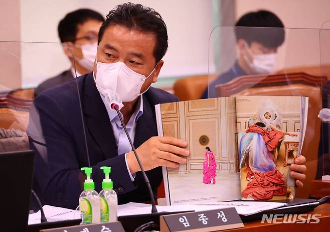 [서울=뉴시스] 고범준 기자 = 임종성 더불어민주당 의원이 25일 서울 여의도 국회에서 열린 문화체육관광위원회 전체회의에서 청와대 화보 촬영에 대해 최응천 문화재청장에게 질의 하고 있다. (공동취재사진) 2022.08.25. photo@newsis.com