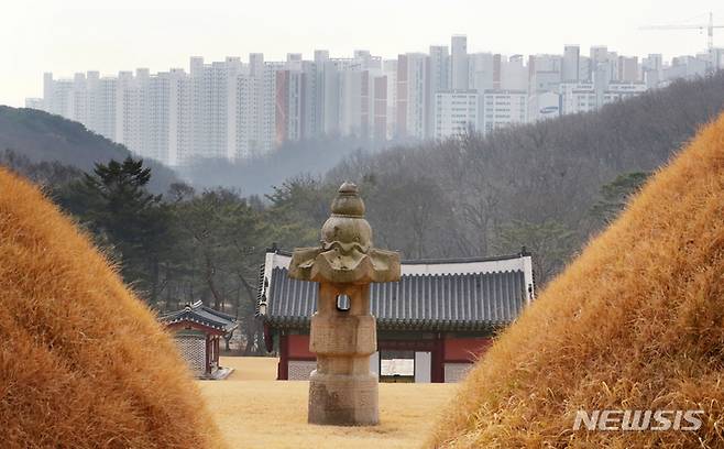 [김포=뉴시스] 배훈식 기자 = 일명 '왕릉뷰 아파트' 건설사 2곳이 문화재위원회 심의를 거부한 것으로 알려진 9일 오전 경기 김포시 장릉(사적 제202호)에서 문제의 검단 신도시 아파트가 보이고 있다. 2021.12.09. dahora83@newsis.com